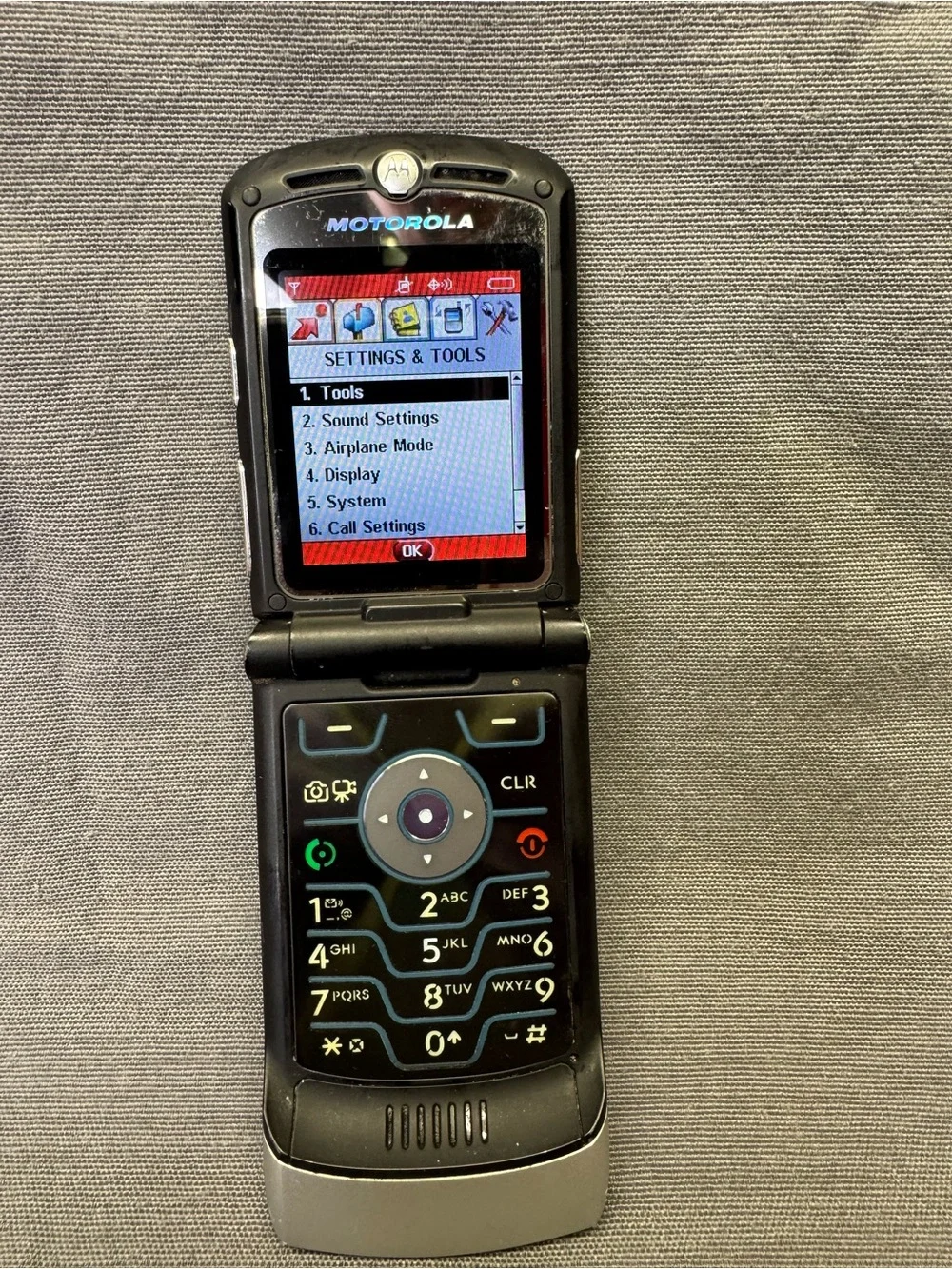 Motorola RAZR / Razor V3m - Silver and Black ( Verizon ) Cellular Flip Phone